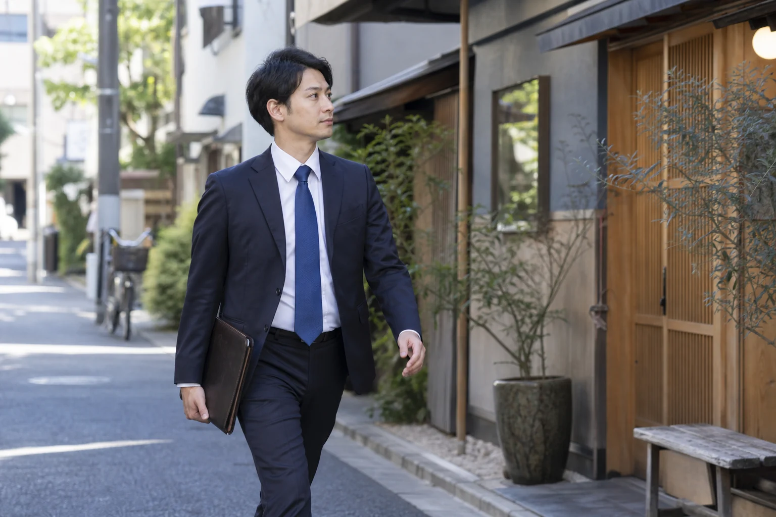 地域の事業者を訪問する会計担当者