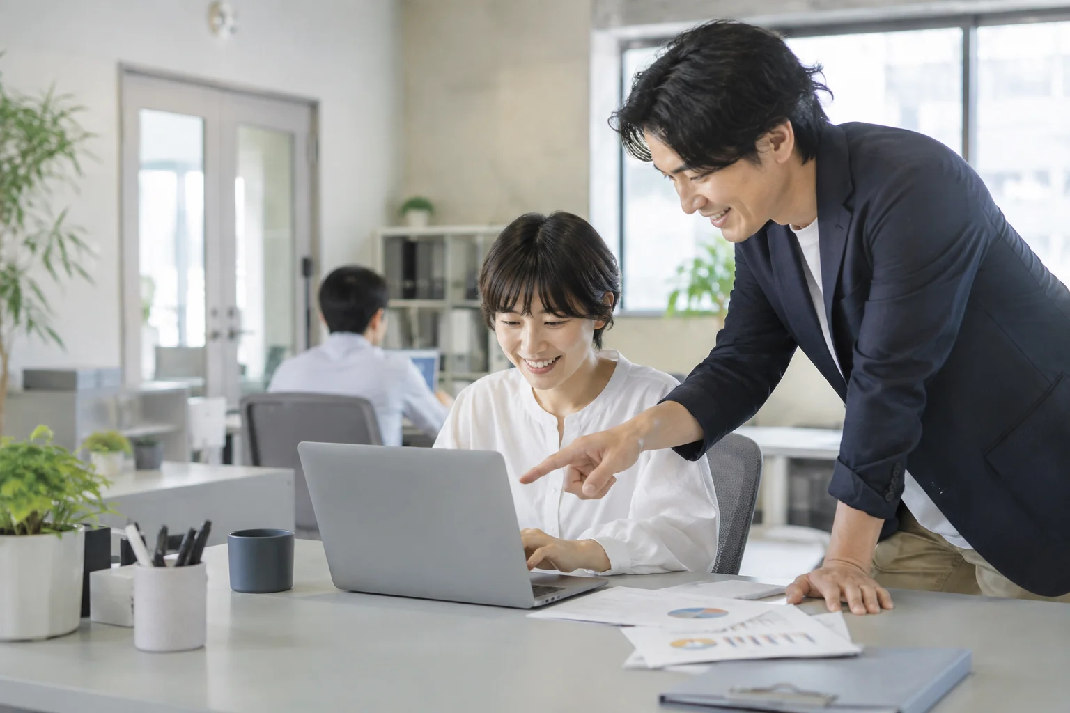 簡素な机を置いた小規模事務所