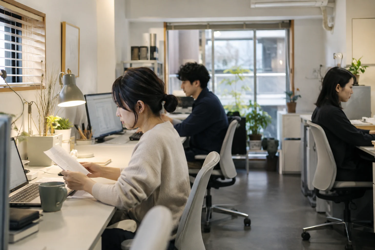 簡素な机を置いた小規模事務所