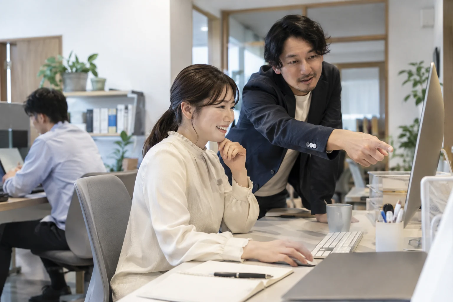 簡素な机を置いた小規模事務所