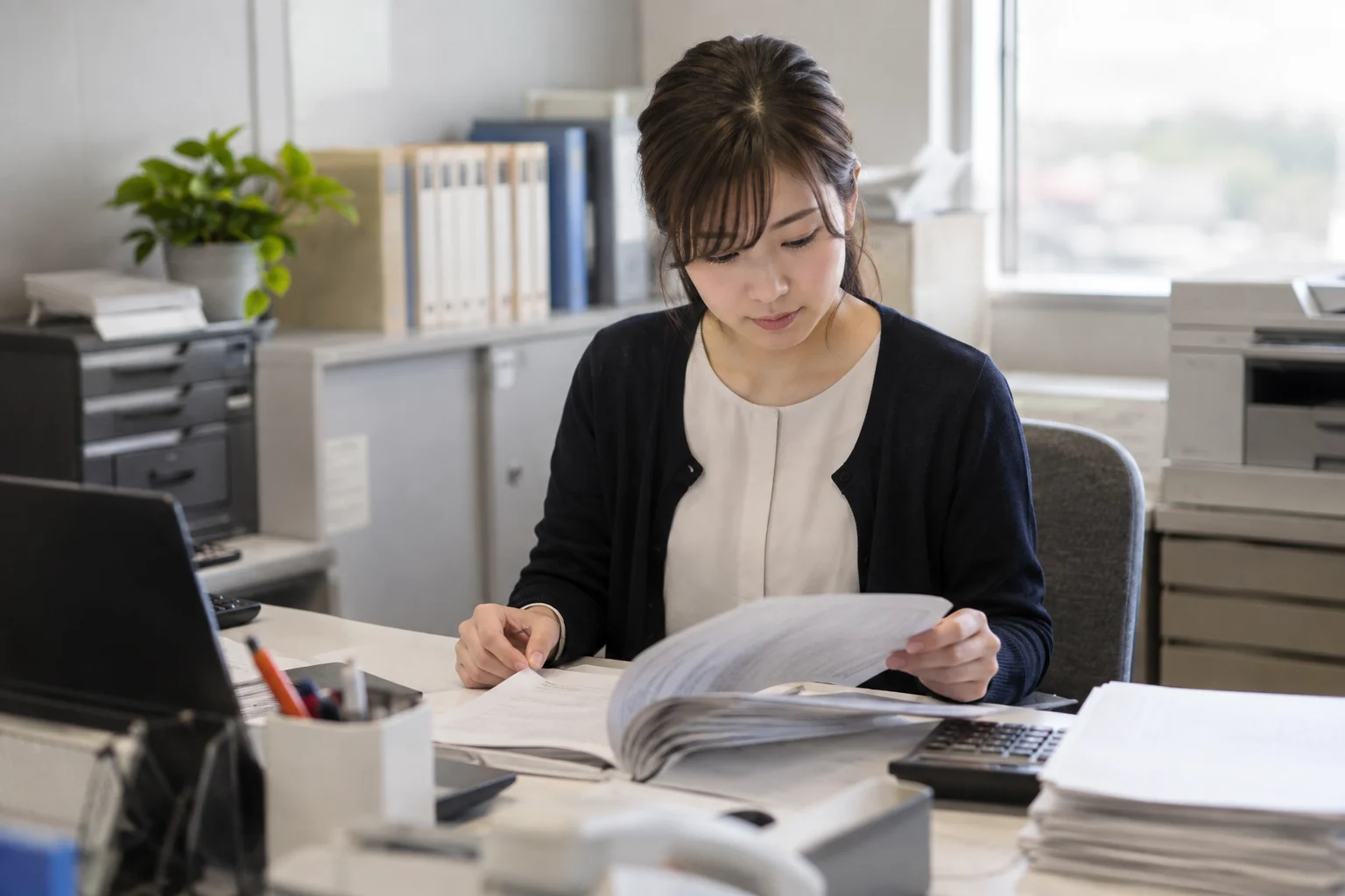 給与計算の資料を確認する担当者